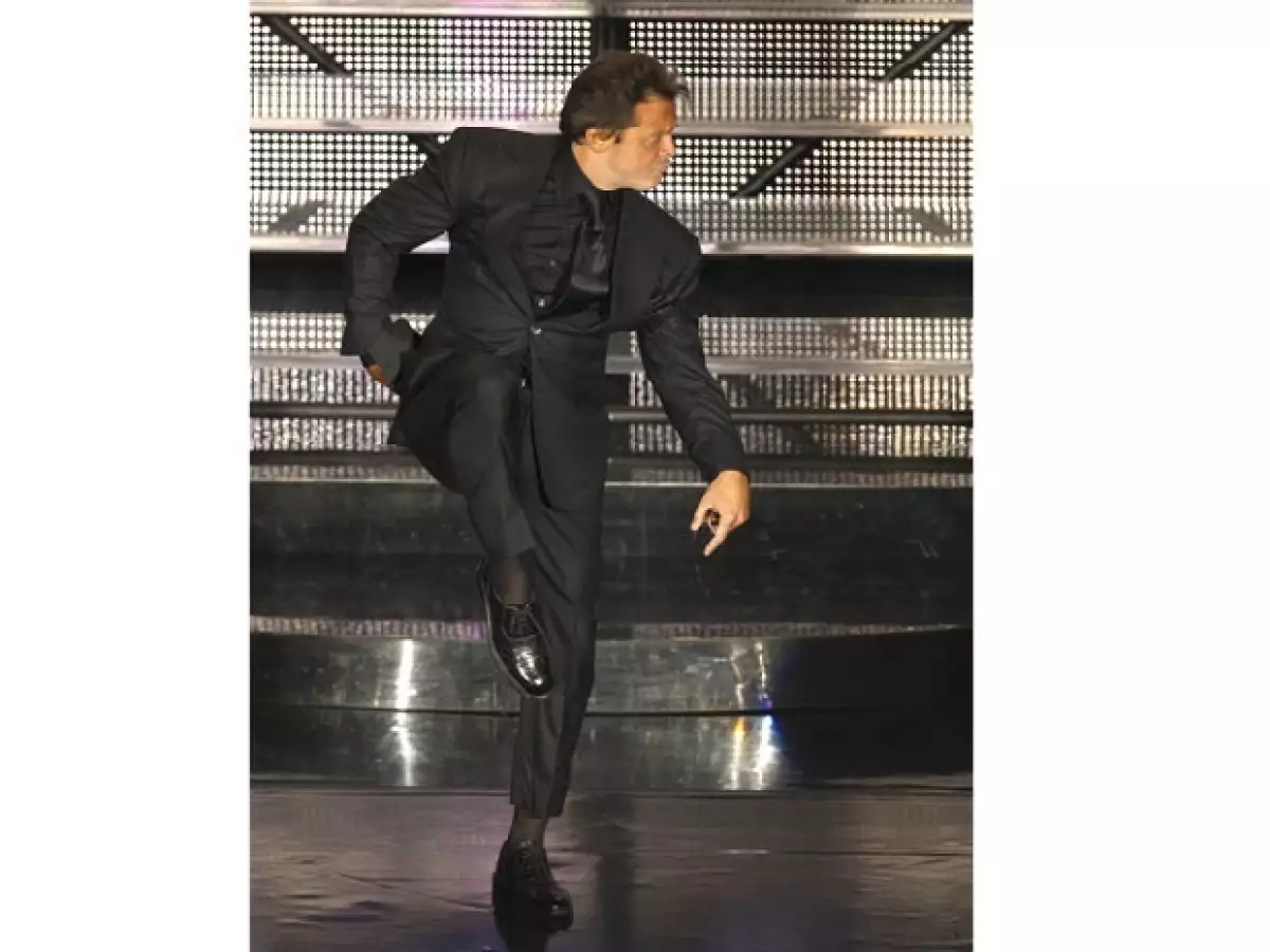 Anoche Luis Miguel ofreció el primero de los 16 conciertos que dará en nuestro país ante más de 10 mil personas que estaban ansiosas por verlo y que no pararon de corear sus canciones.