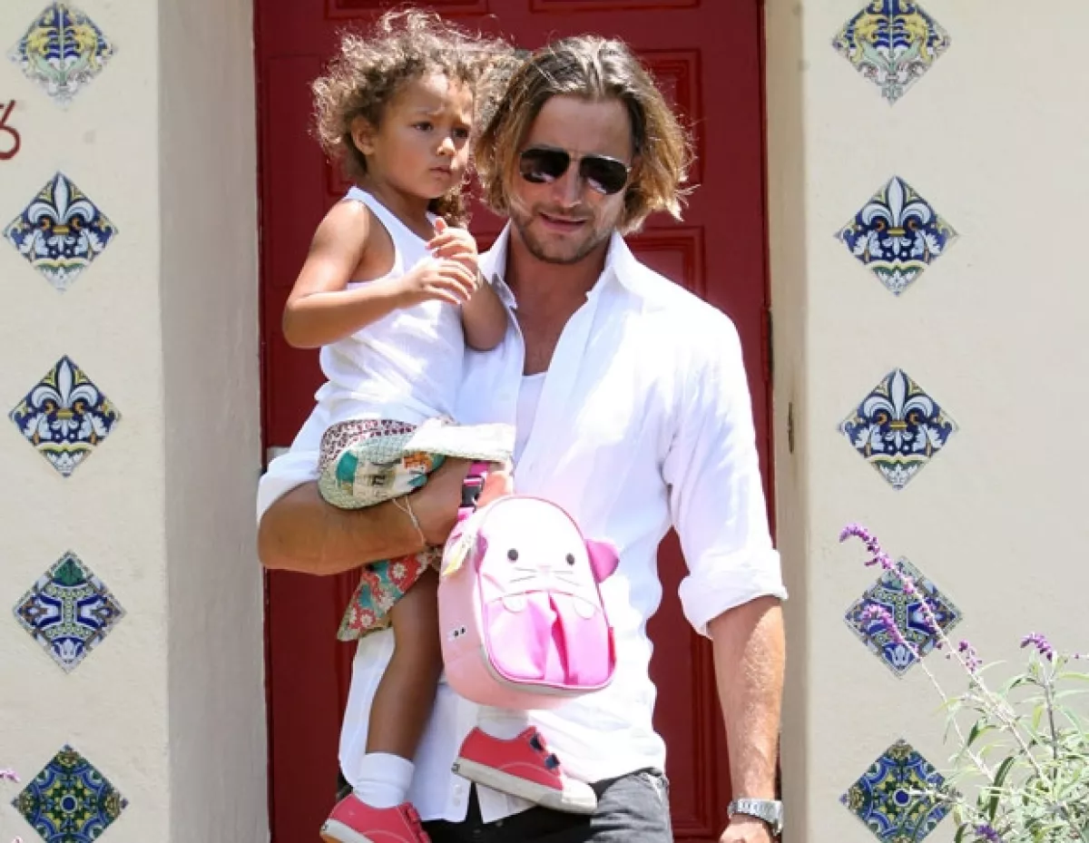 La pelea tuvo lugar en las afueras de la casa de la actriz; el motivo: la disputa legal por la hija de los actores.