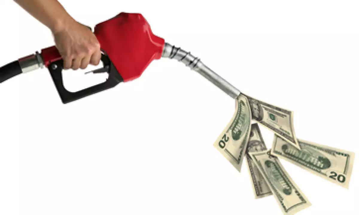 El aumento mensual en el precio de la gasolina busca abatir el subsidio. (Foto: Thinkstock)