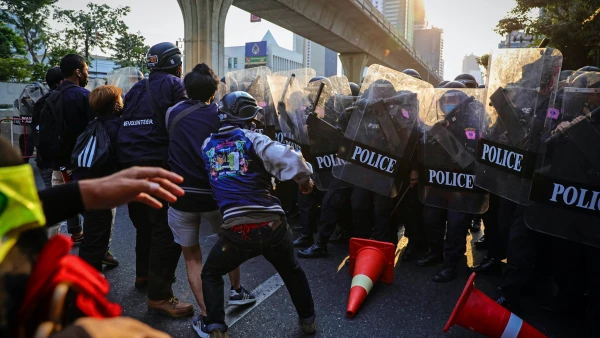 La fuerza antidisturbios tailandesa choca con unos manifestantes fuera de la embajada de Myanmar el primer de febrero en Bangkok, Tailandia.