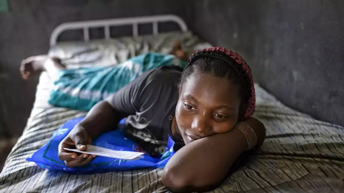 mujer Africa malaria hospital