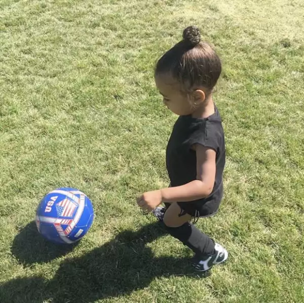 La pequeña hija de Kanye se lució en la cancha, al parecer disfruta mucho jugar.