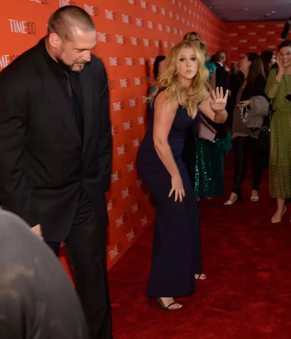 Al final, la comediante se levanta del piso y se "disculpa" con la pareja.