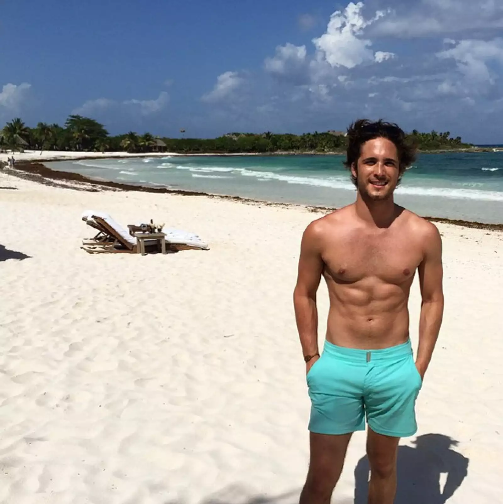 Diego Boneta disfruta del buen clima de Cancún y luce sus tonificados abs.