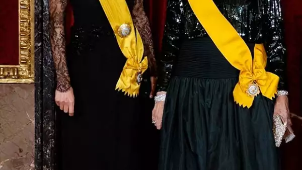 La reina Sofía también destacó con un vestido de dospiezas en color verde oscuro.