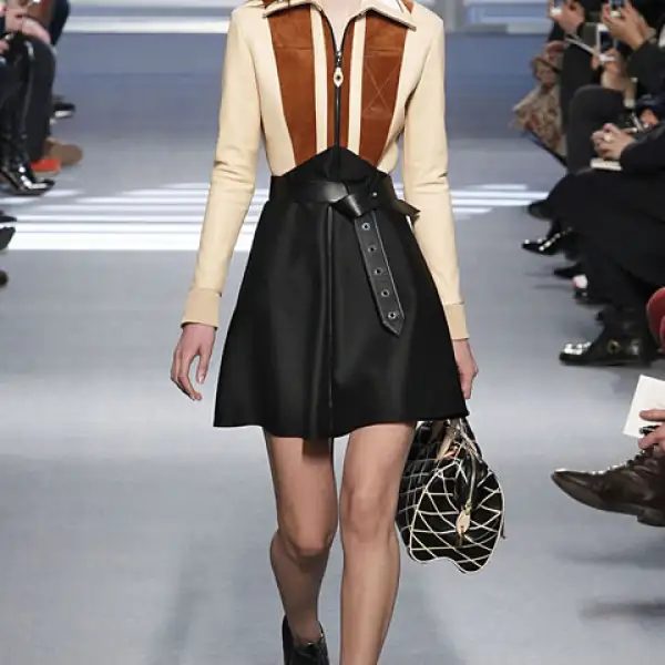 Louis Vuitton Con la delicadeza que la caracteriza la combinación de texturas y gráficos hicieron esta colección espectacularmente femenina y acertada.
