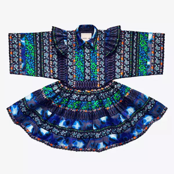 El vestido revelado por las firmas, cuenta con holanes, volantes y estampados. ¡Nos encanta!