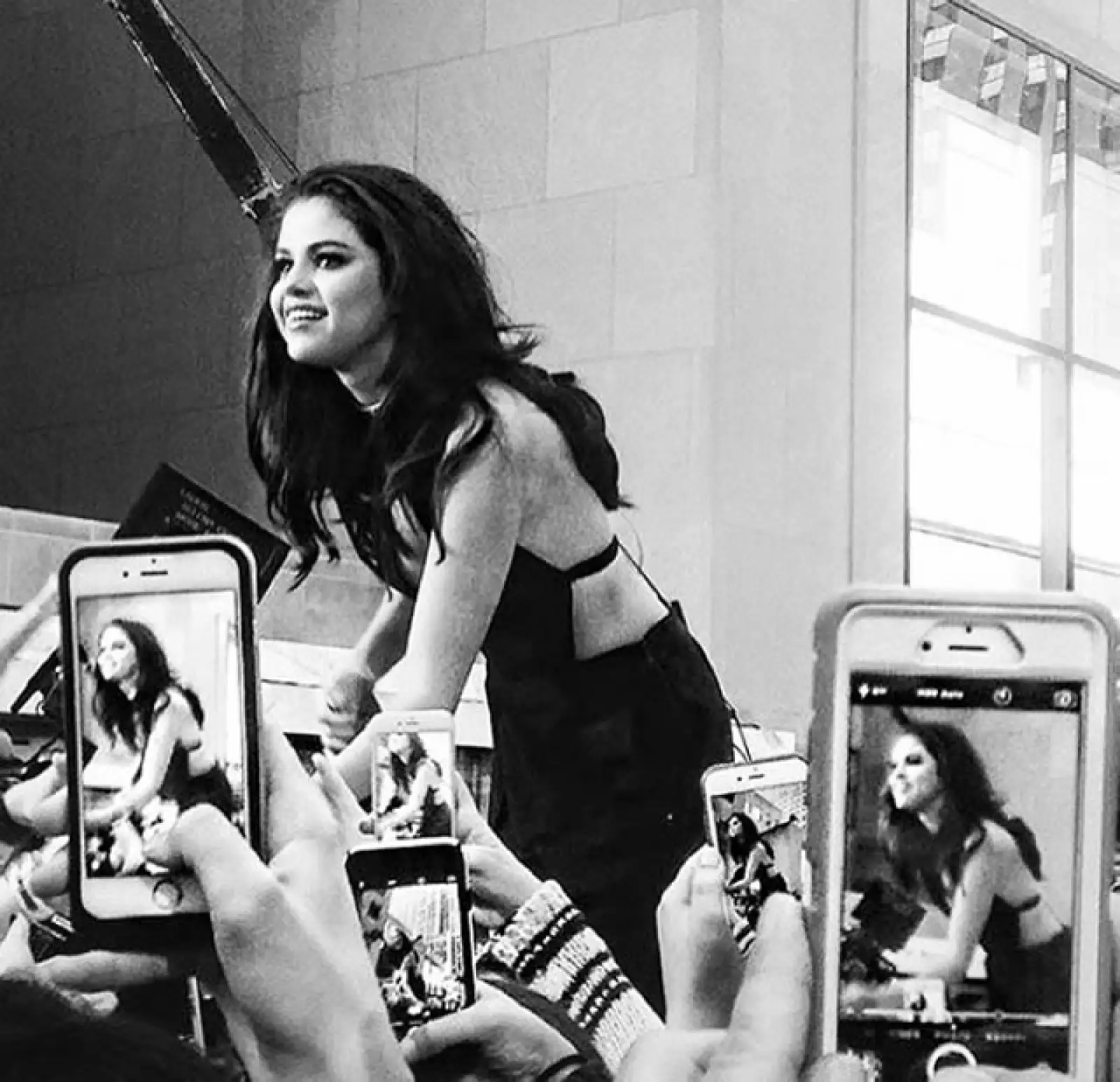 Selena Gomez sigue promocionando su nuevo disco y nos presume el éxito que ha tenido en sus últimas presentaciones.