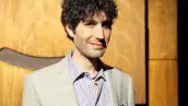 El cantante y su esposa Celina del Villar se preocupan por enseñar a sus hijos Mateo y María la importancia de un mundo sin violencia.