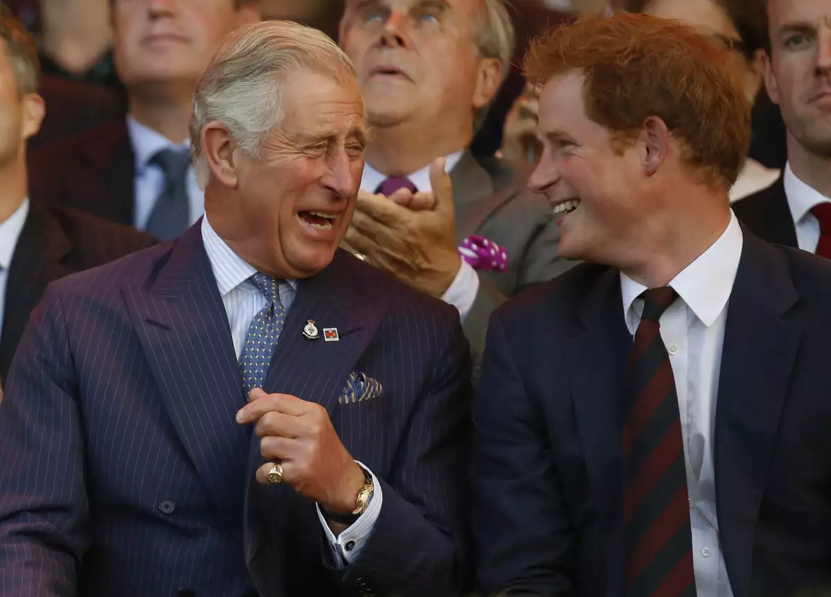 El príncipe Harry y su papá el rey Carlos III de Inglaterra