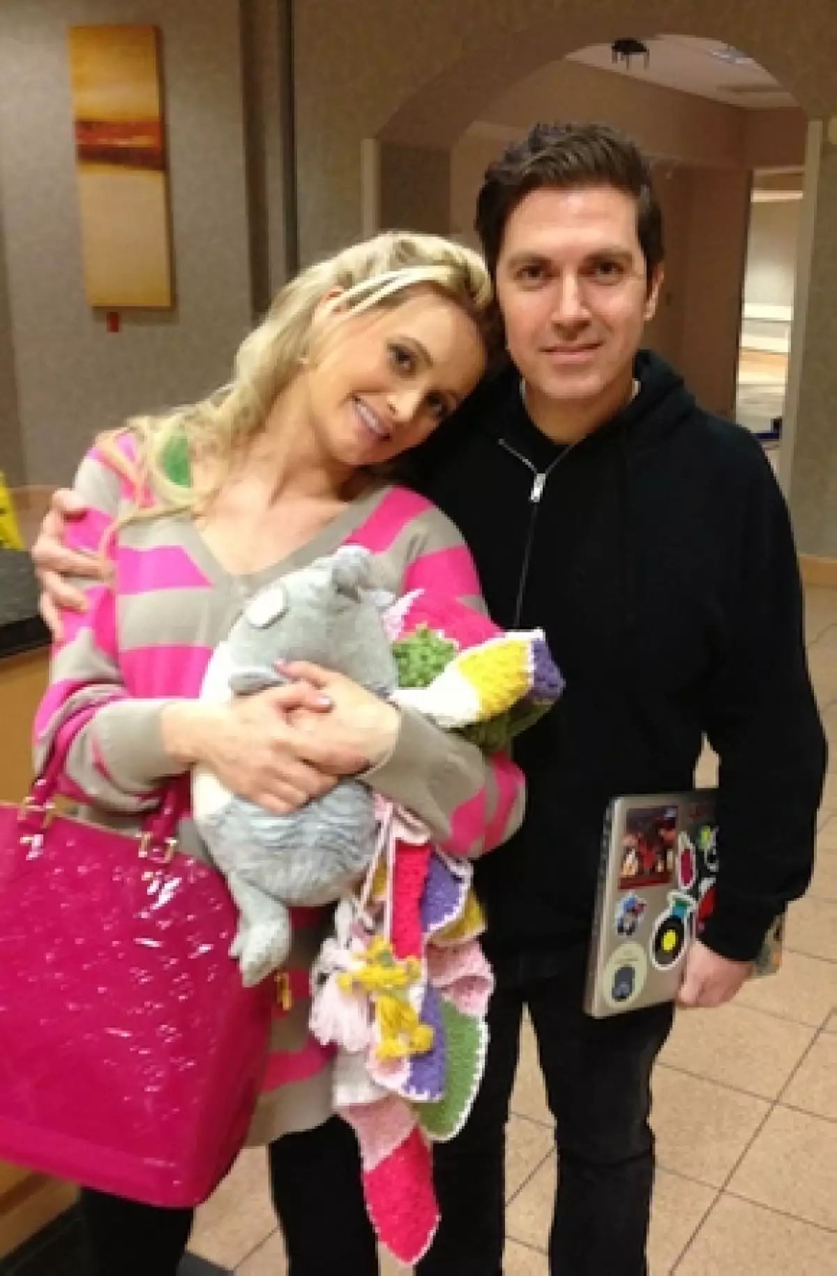 La ex conejita de Playboy dio a luz este martes a su primera hija y sólo tardó algunos días para decidir ponerle Rainbow a su primera hija.