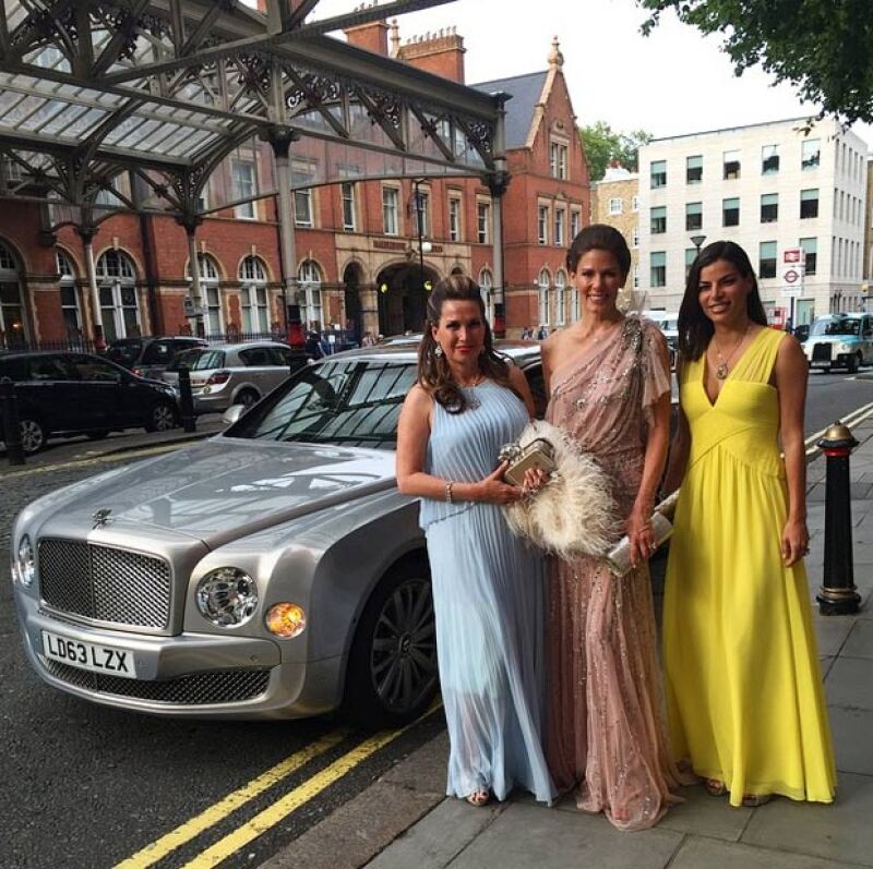 Bárbara Coppel llegó luciendo un elegante vestido amarillo BCBG al evento, acompañada de sus amigas Sonia Falcone y Christina Estrada.