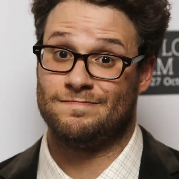 Seth Rogen no sólo es `geek´ en apariencia, además hace gestos muy curiosos en la alfombra roja.