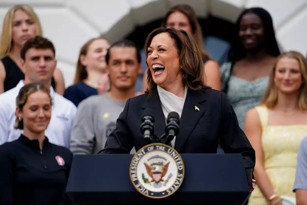 La vicepresidenta de los Estados Unidos, Kamala Harris, se ríe mientras hace comentarios a los equipos campeones de la Asociación Nacional de Atletismo Colegial (NCAA) femeninos y masculinos en su primera aparición pública desde que el presidente Joe Biden abandonó la carrera de 2024, en el jardín sur de la Casa Blanca, Washington, EE. UU., el 22 de julio de 2024.