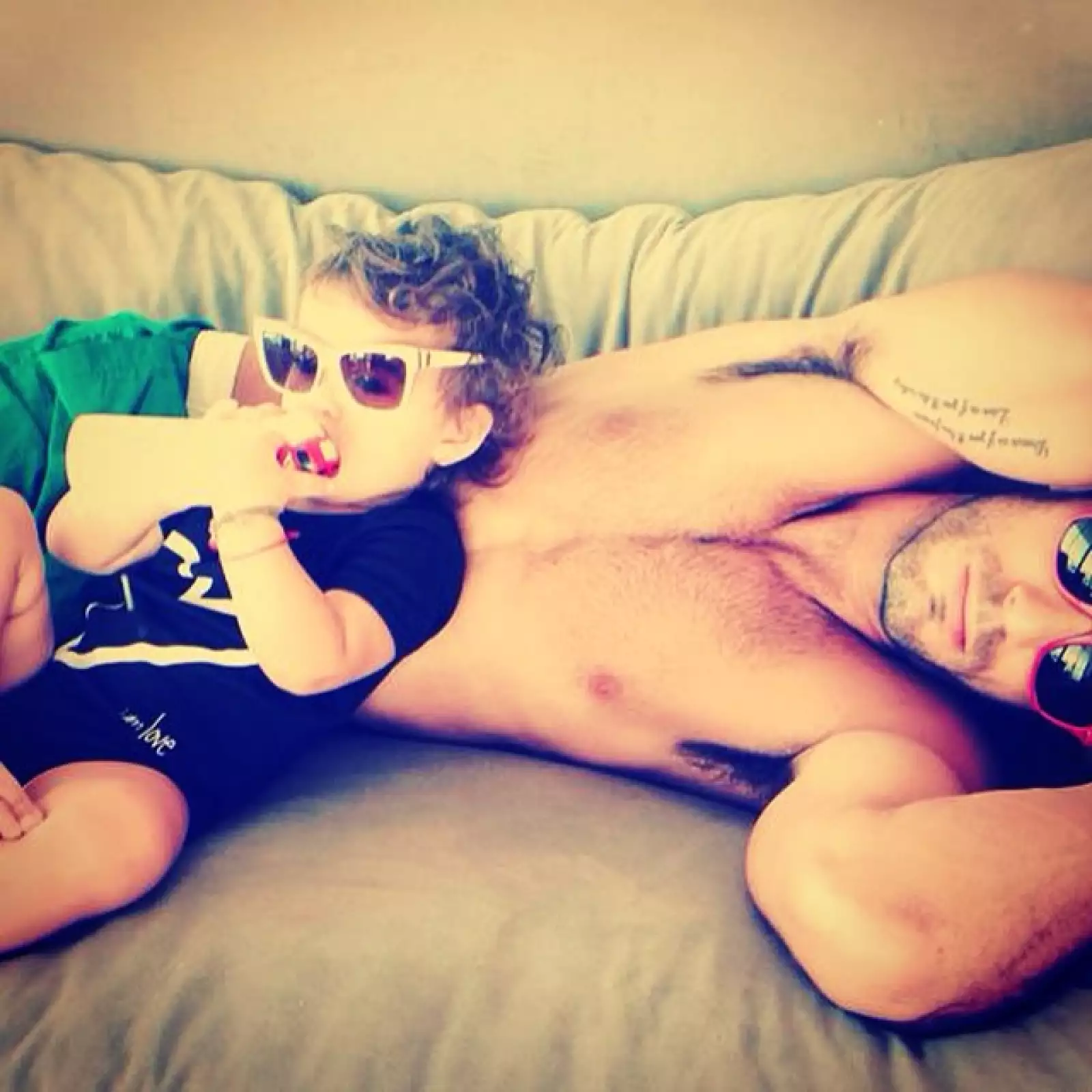 Sexy daddy, Aarón con la tierna Erin.