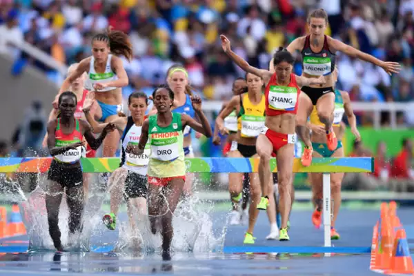 Durante la competencia, Diro ya no pudo volverse a poner su zapato.