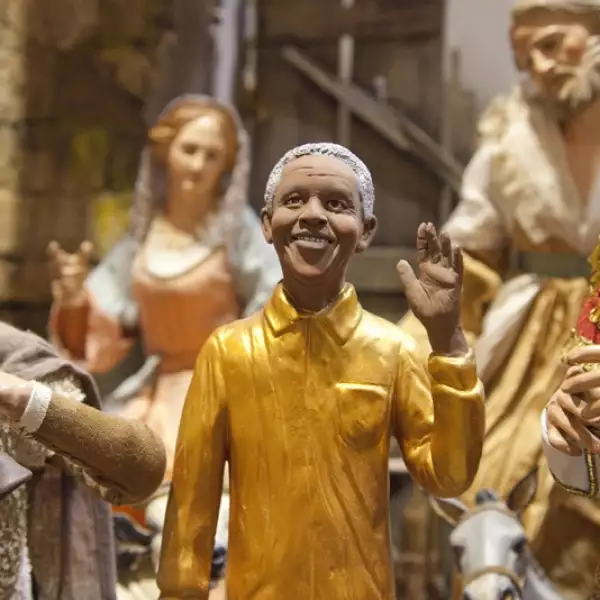 mandela es convertido en figura de nacimiento