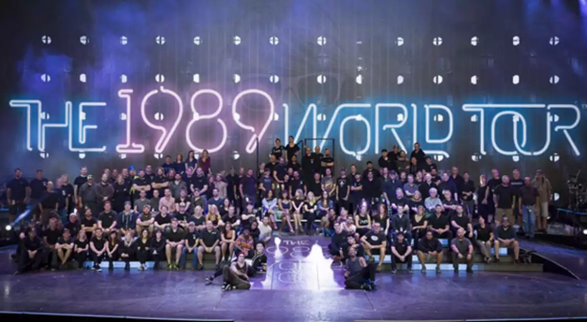 La cantante está agradecida con el gran trabajo de su staff, por lo que se los ha llevado a una isla australiana para relajarse y descansar.