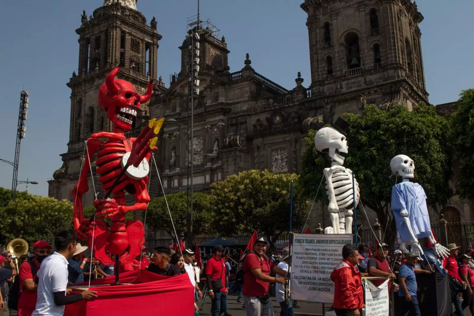 Integrantes del Sindicato de Telefonistas de la República Mexicana (STRM) durante la marcha del Día del Trabajo en el Zócalo.