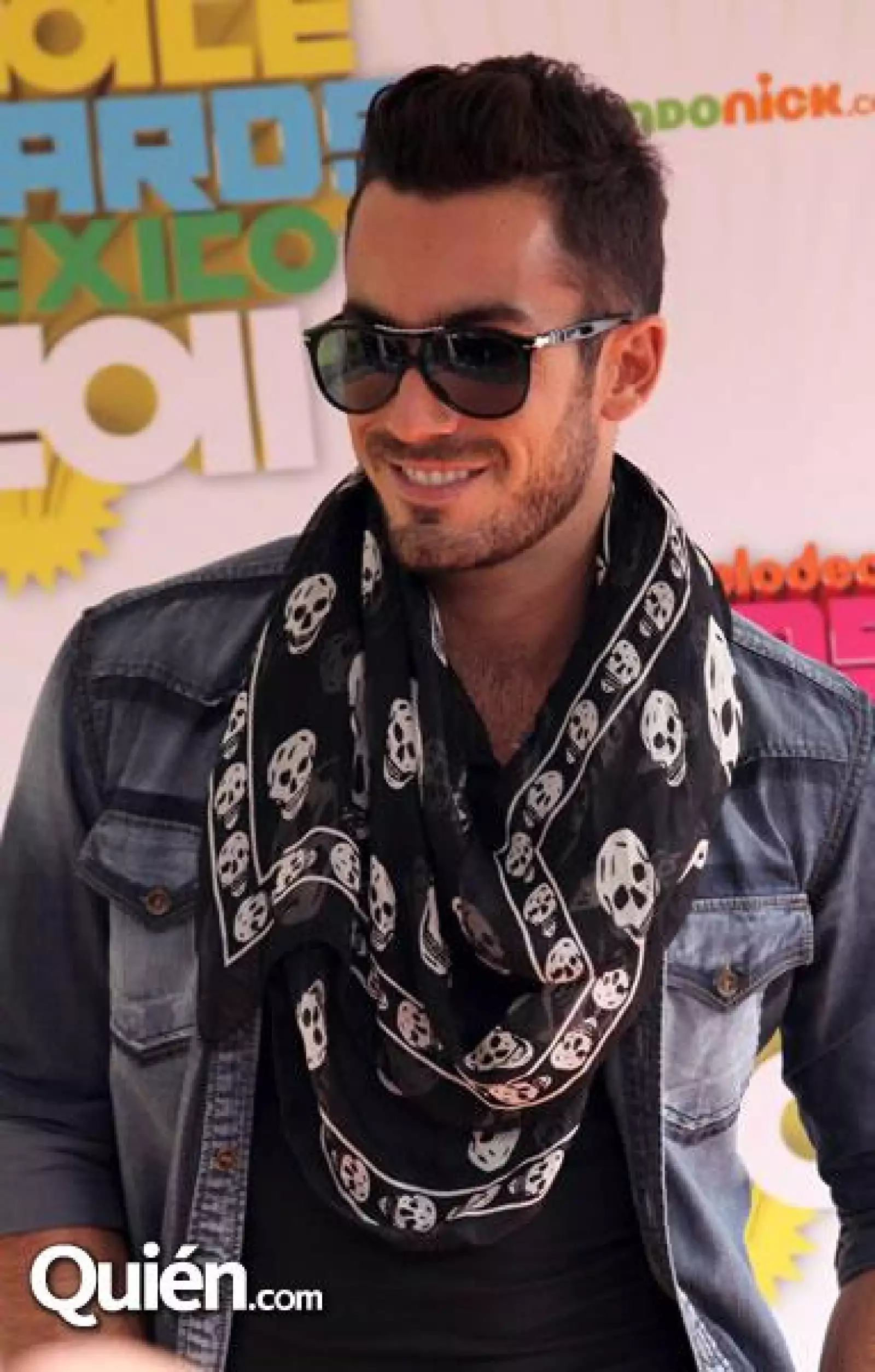 Aarón Díaz posó muy sonriente ante las cámaras, además fue uno de los presentadores de los premios.