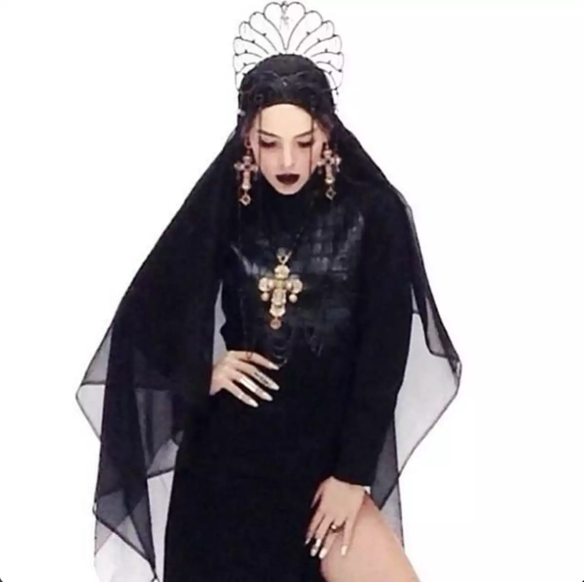 La joyería es de Dolce & Gabbana.