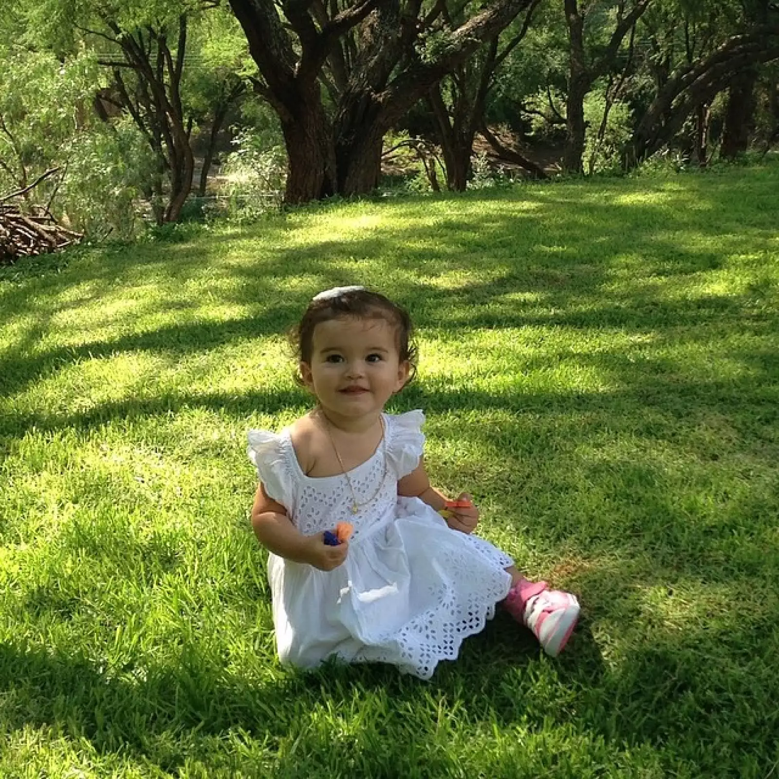 Para la ceremonia Erin llevó un vestido blanco con un par de zapatitos dorados que después `intercambió´ por unos cómodos Converse rosas.