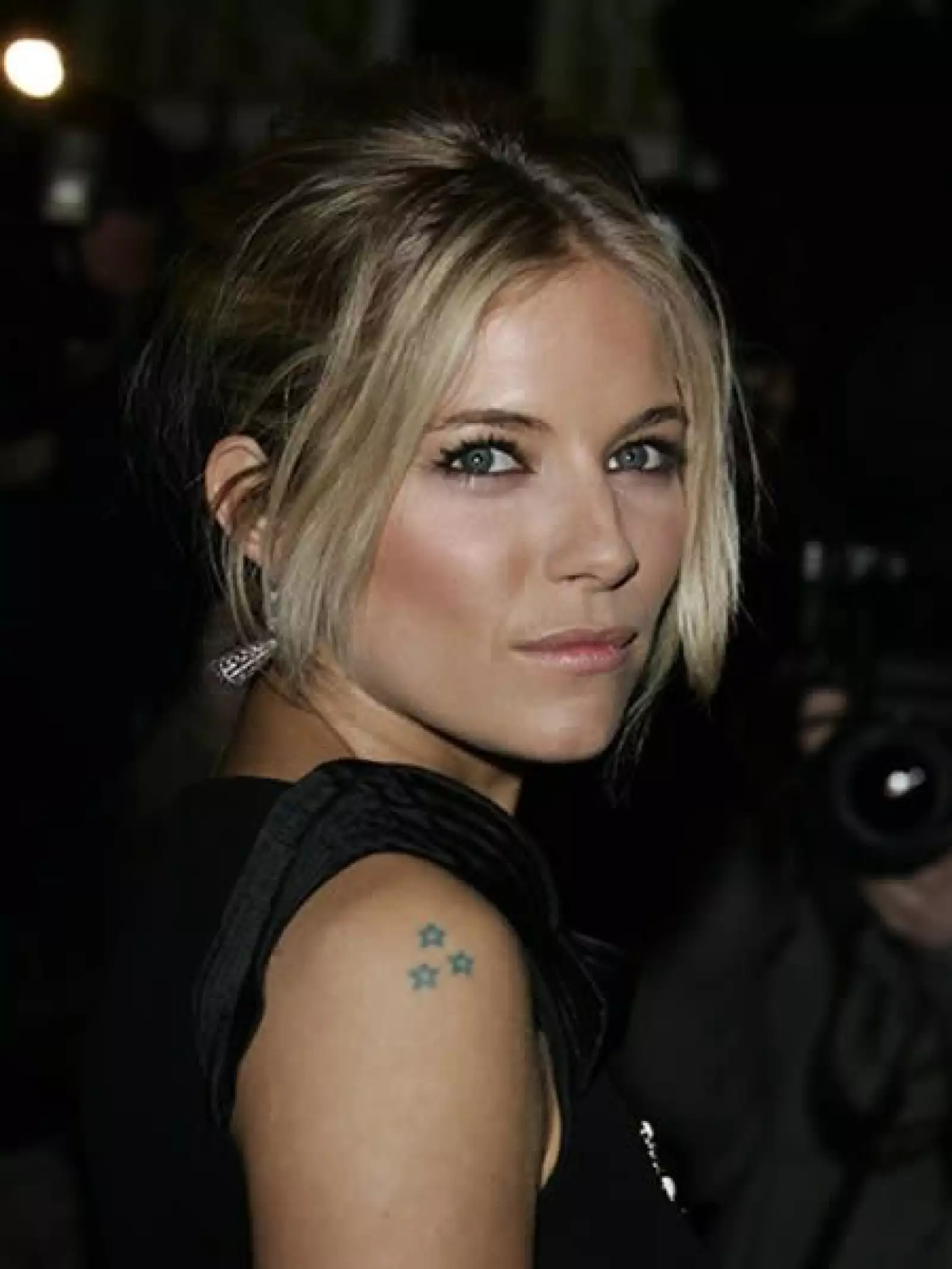 El tatuaje de tres estrellas en el hombro de Siena Miller fue hecho en un viaje a Guatemala. La ex de Jude Law tiene otra estrella tatuada en el abdomen.