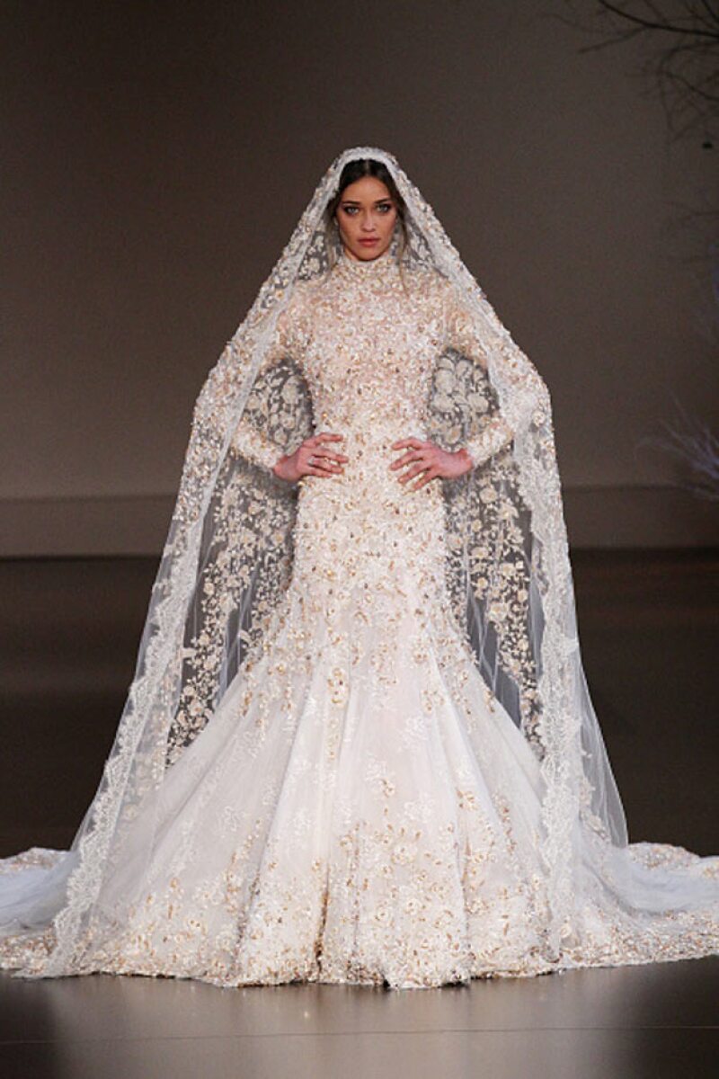 En una pasarela para Paris Fashion Week lució este impresionante vestido de novia, del que ahora se arrepiente pues dice que todos esperan que use algo similar para su boda.