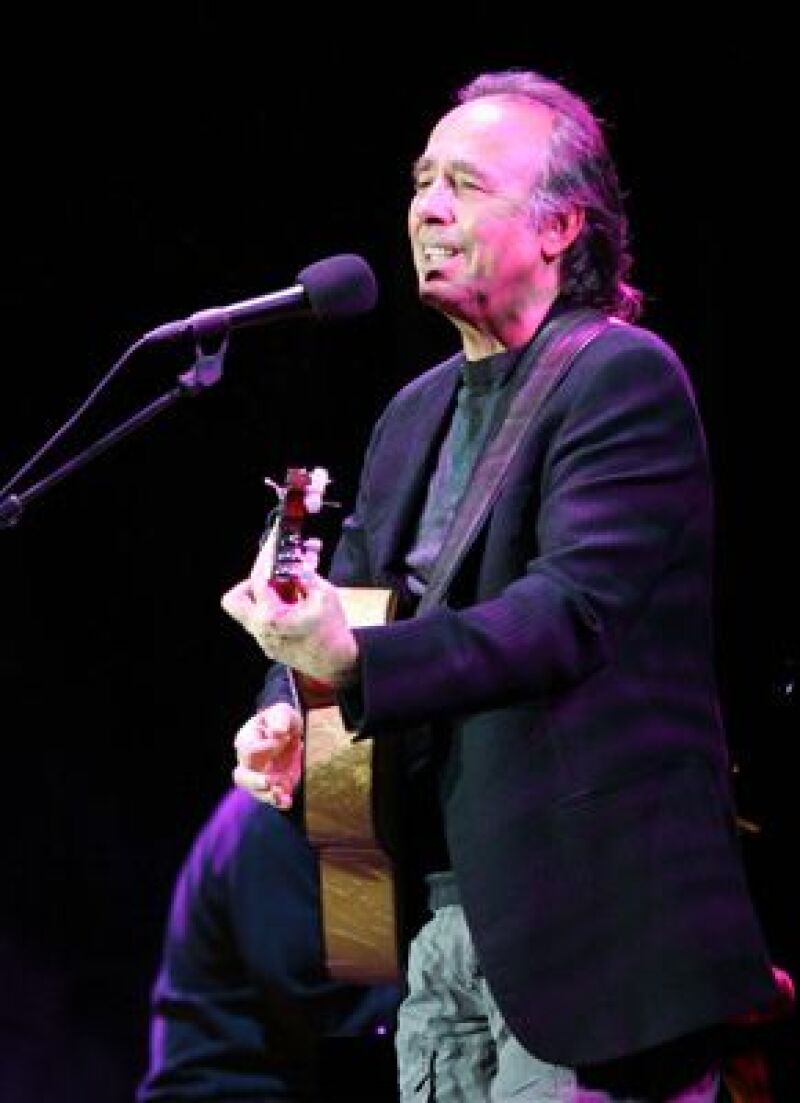 El cantautor español alternó sus canciones con anécdotas, vivencias personales y adagios orientales durante el concierto de apertura.