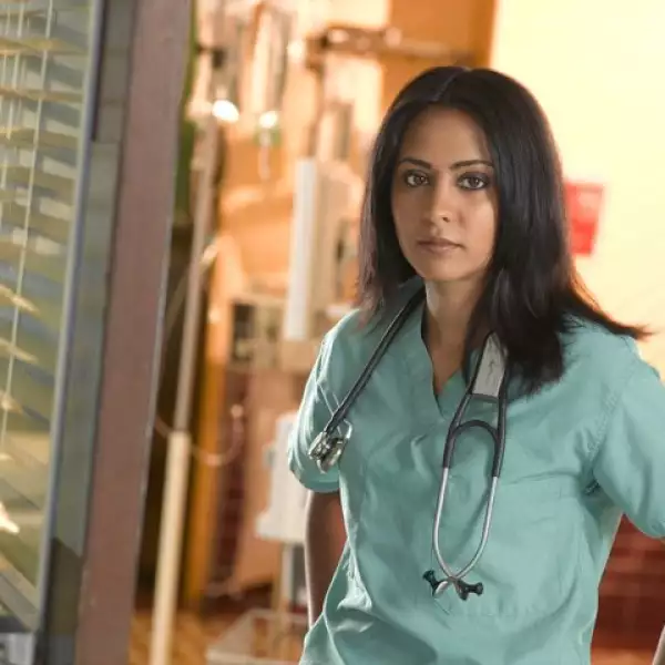 Parminder Nagra hizo sus primeras apariciones en ER como Neela Rasgotra, una interna del County General Hospital el 25 de Septiembre del 2003. Esta era la primera actriz india en la TV norteamericana que interpretaba a una doctora.