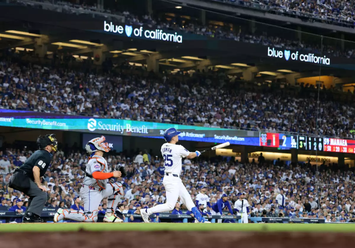 Foto de Tommy Edman, de los Dodgers, bateando un jonrón contra los Mets.