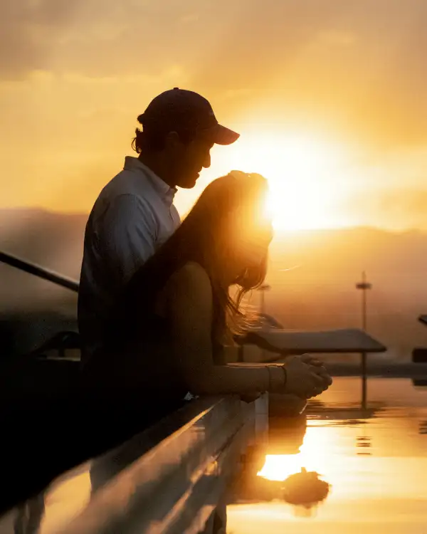 Una pareja en el atardecer