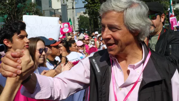 Ciudadanos marcharon en defensa del INE, ya que señalan que la Reforma Electoral promovida por el Ejecutivo, Andrés Manuel López Obrador, atenta contra la democracia y autonomía del Instituto Nacional Electoral.