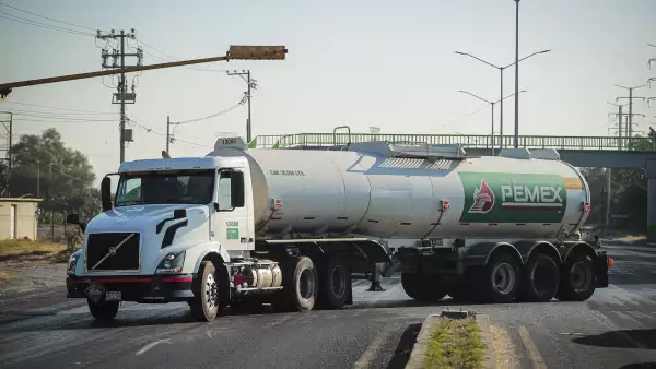 Una de las principales metas presidenciales se basa en que la estatal Pemex recupere participación en el mercado de combustibles.