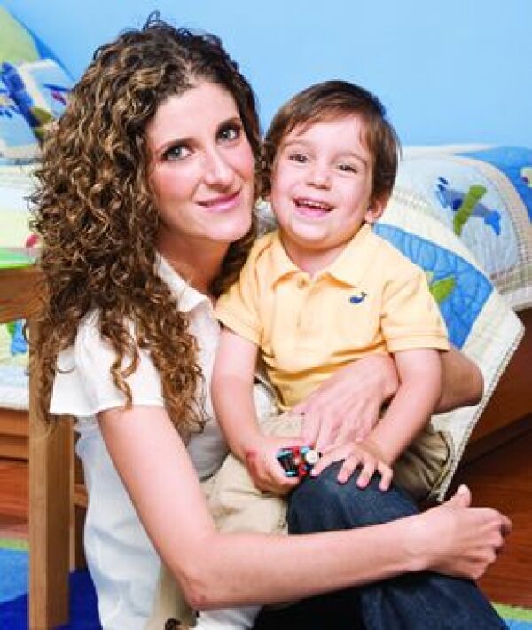 Marisol Álvarez y Eduardo. Es el primero de dos niños. Su papá es Eduardo Sánchez.