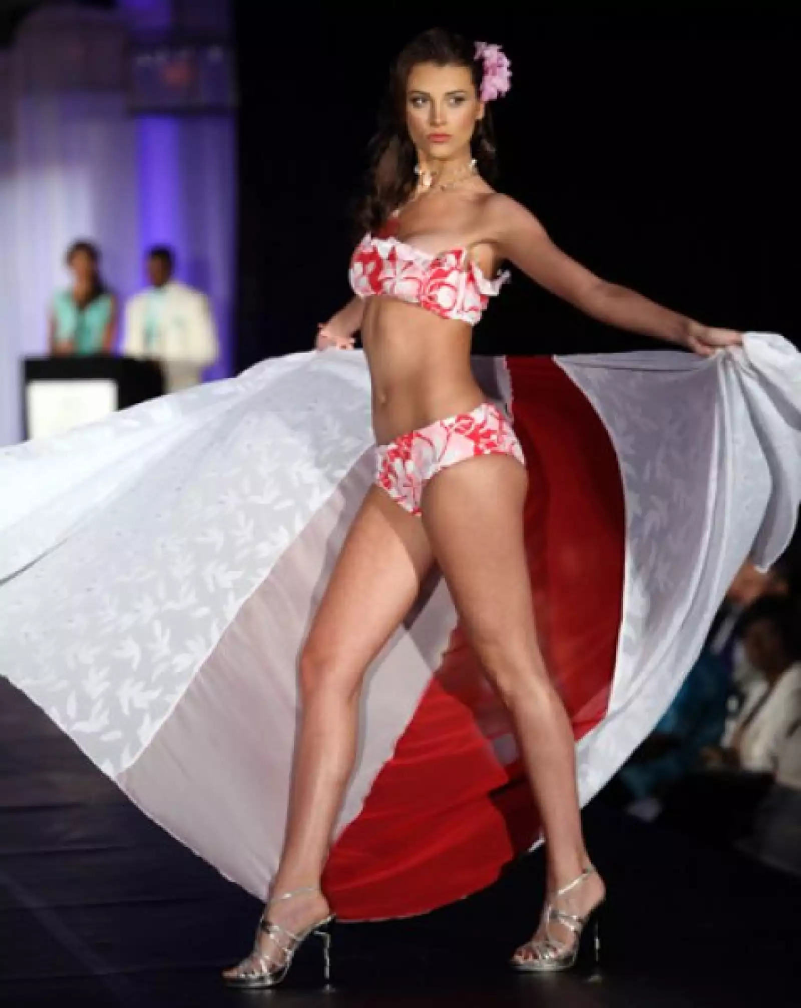 Stefanía Fernández, de Venezuela, desfiló con todo el candor que caracteriza a las modelos de ese país, y presentó un bikini en rojo y blanco, además de un pareo, el cual supo manejar para darle mucho movimiento a su presentación.