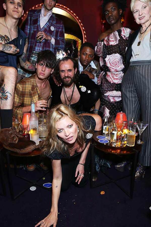 La modelo de divirtió entre copas con la diseñadora Vivienne Westwood.