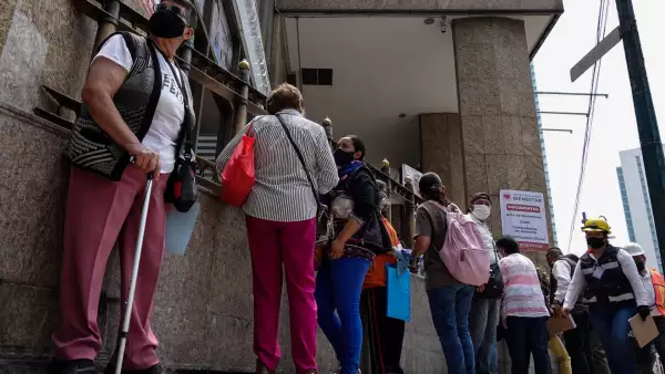 registro pensión adultos mayores 2021 (Filas de personas mayores a los 65 años para tramitar su tarjeta del bienestar)