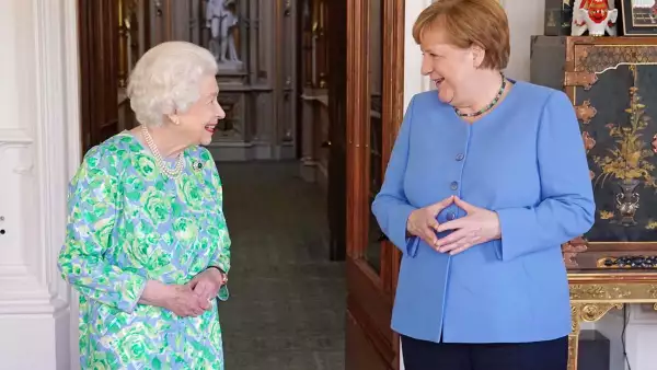 Isabel II invitó a la canciller Angela Merkel al Castillo de Windsor para despedirse de ella. Esta es la última foto oficial de ambas.