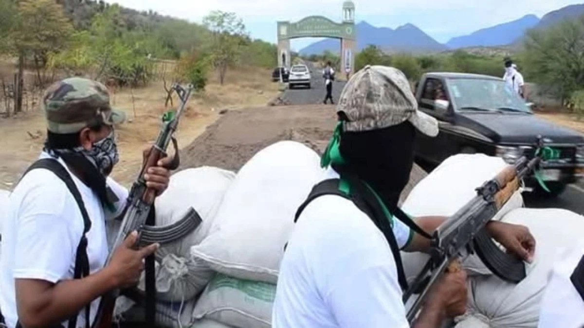 Un grupo de autodefensas de Michoacán vigila la entrada a un municipio