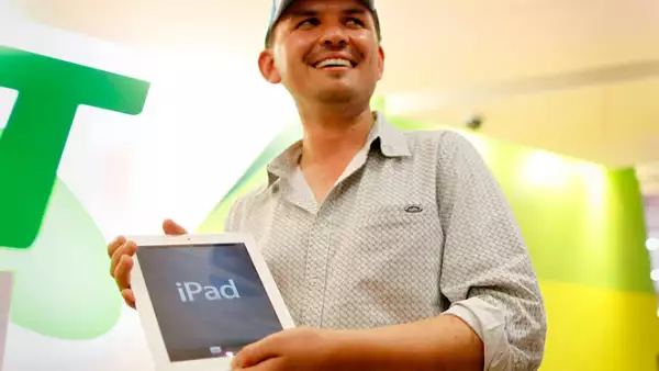 El primer poseedor de la nueva iPad en Sydney, Australia, fue David Tarasenko, director de construcción, quién compró la versión WiFi en color blanco