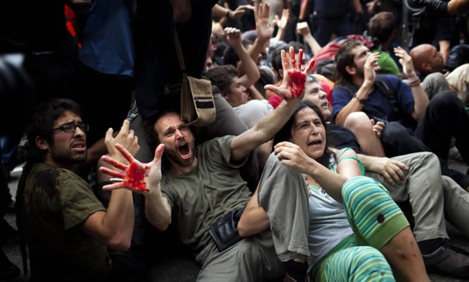 Españoles tomaron varias plazas de sus ciudades para protestar por la falta de empleo en el país, que alcanzó poco más del 40% al finalizar el año.