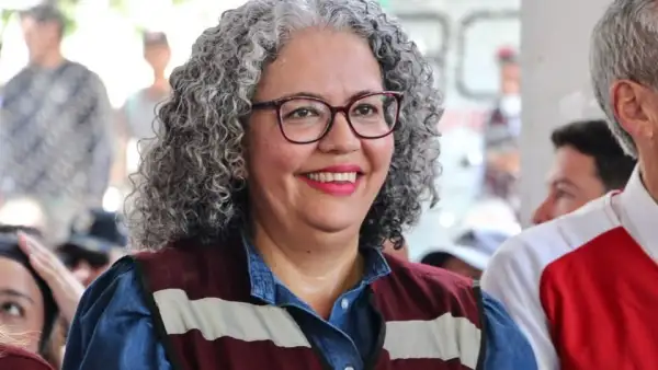 Graciela Domínguez viste el chaleco de Morena en una gira en Sinaloa. 