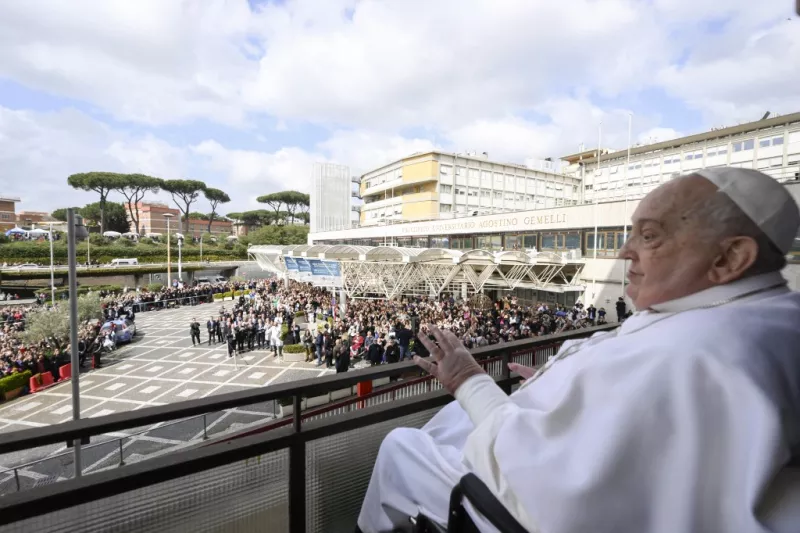 Esta foto tomada y entregada el 23 de marzo de 2025 por The Vatican Media muestra al Papa Francisco saludando a la multitud desde una ventana del hospital Gemelli en Roma antes de ser dado de alta después de una hospitalización de cinco semanas por neumonía.