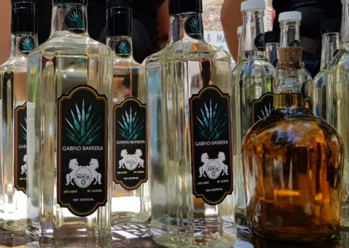 botellas de mezcal