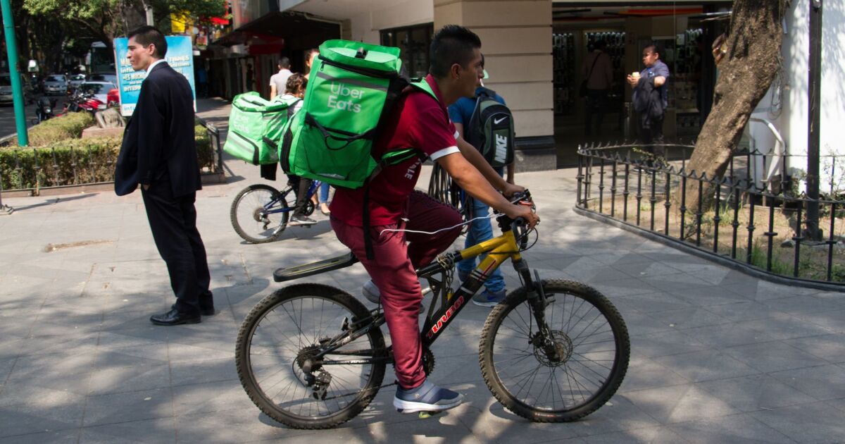 Las claves sobre el convenido del IMSS para repartidores y conductores de apps