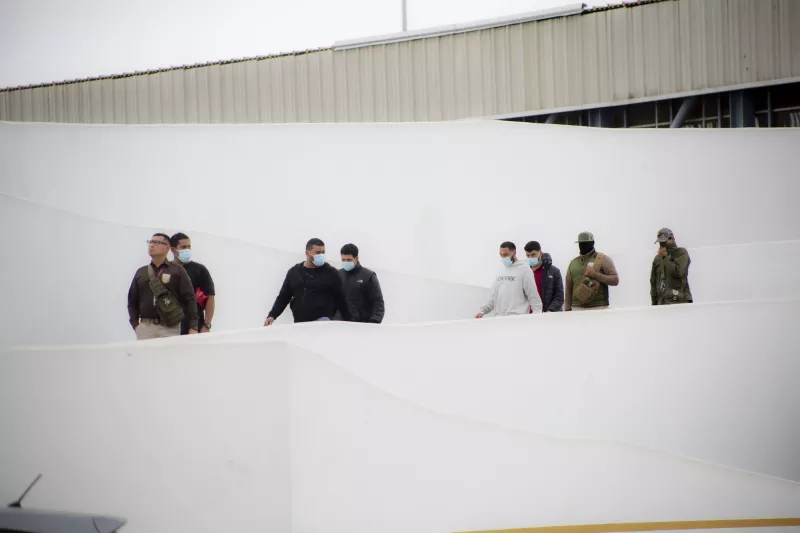 Decenas de venezolanos son deportados por Tijuana.