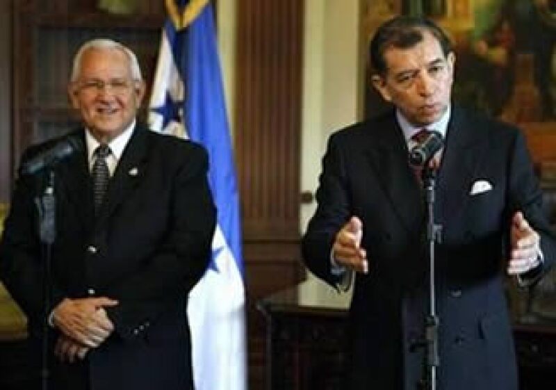 Roberto Micheletti, presidente interino de Honduras (izq) y Carlos López Carrasco, nombrado canciller para los diálogos en Costa Rica (der), reanudarán las negociaciones con Manuel Zelaya y Óscar Arias. (Foto: Reuters)