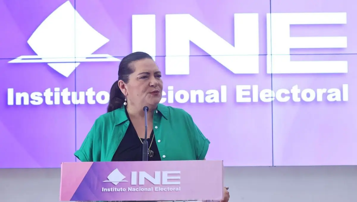 Guadalupe Taddei, consejera presidenta del INE, viste camisa verde y dirige una camisa verde. 