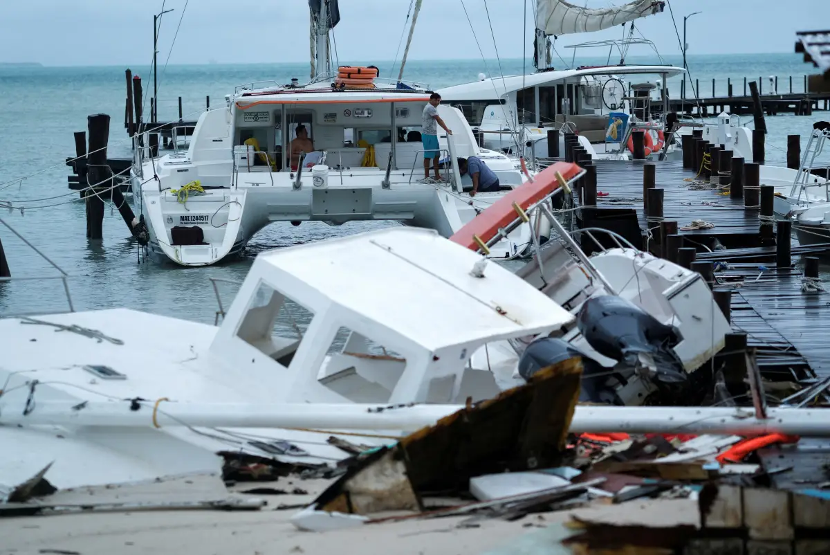 Una vista muestra los daños causados por la tormenta tropical Helene en Puerto Juárez, Cancún, México, 25 de septiembre de 2024.